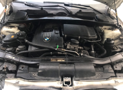 Vệ sinh, bảo dưỡng khoang động cơ xe ô tô